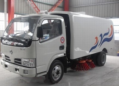 東風(fēng)平頭小金霸掃路車 城市清潔的得力助手